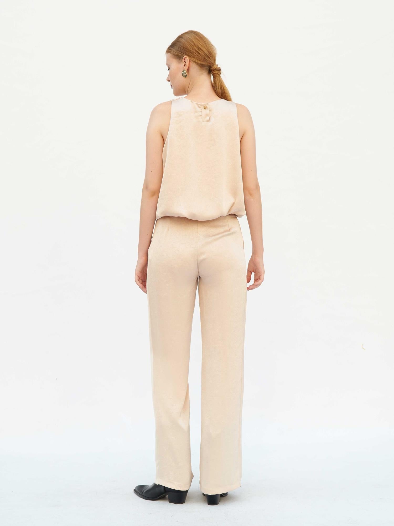 Sleeveless Satin Blouse with Round Neckline in Pale Peach - Lefon - by Peralane - photo 8