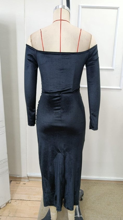 Women's Long-Sleeved Off-Shoulder Velvet Midi Dress in Black - Janes - by Peralane - photo 7