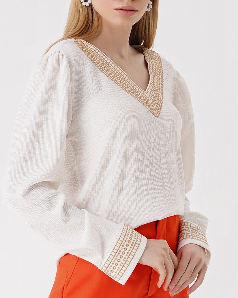 Embroidered V-Neck Knit Blouse - White - Bigdart - by Peralane - photo 3