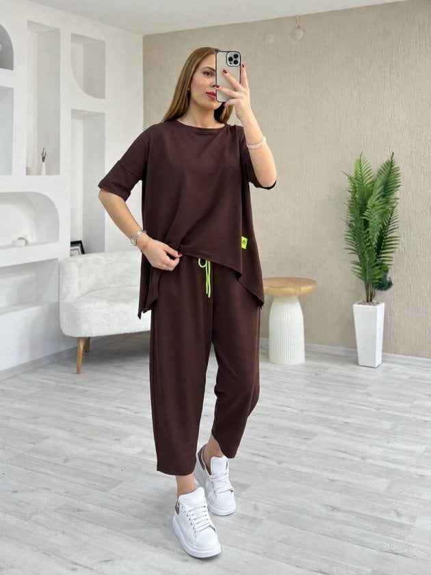 Women's Two-Piece Lounge Set: Short-Sleeve T-Shirt and Drawstring Trousers in Solid Brown - Janes - by Peralane - photo 2