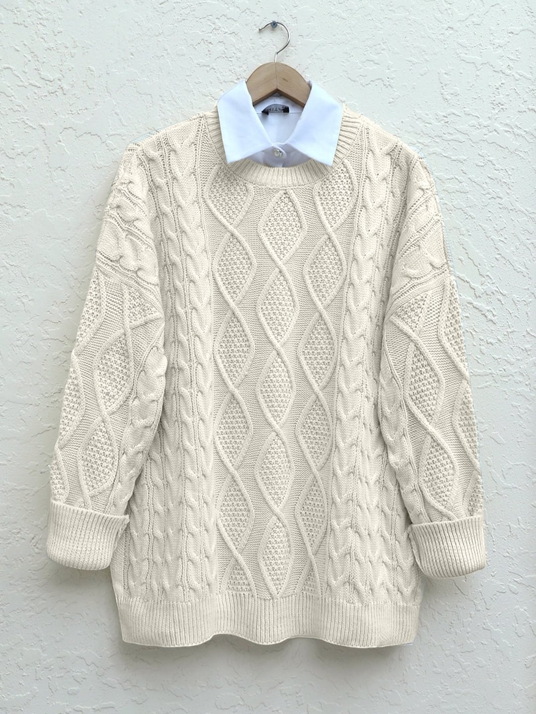 Cream Cable Knit Sweater with Crew Neck and Ribbed Hem - Podyumplus - by Peralane