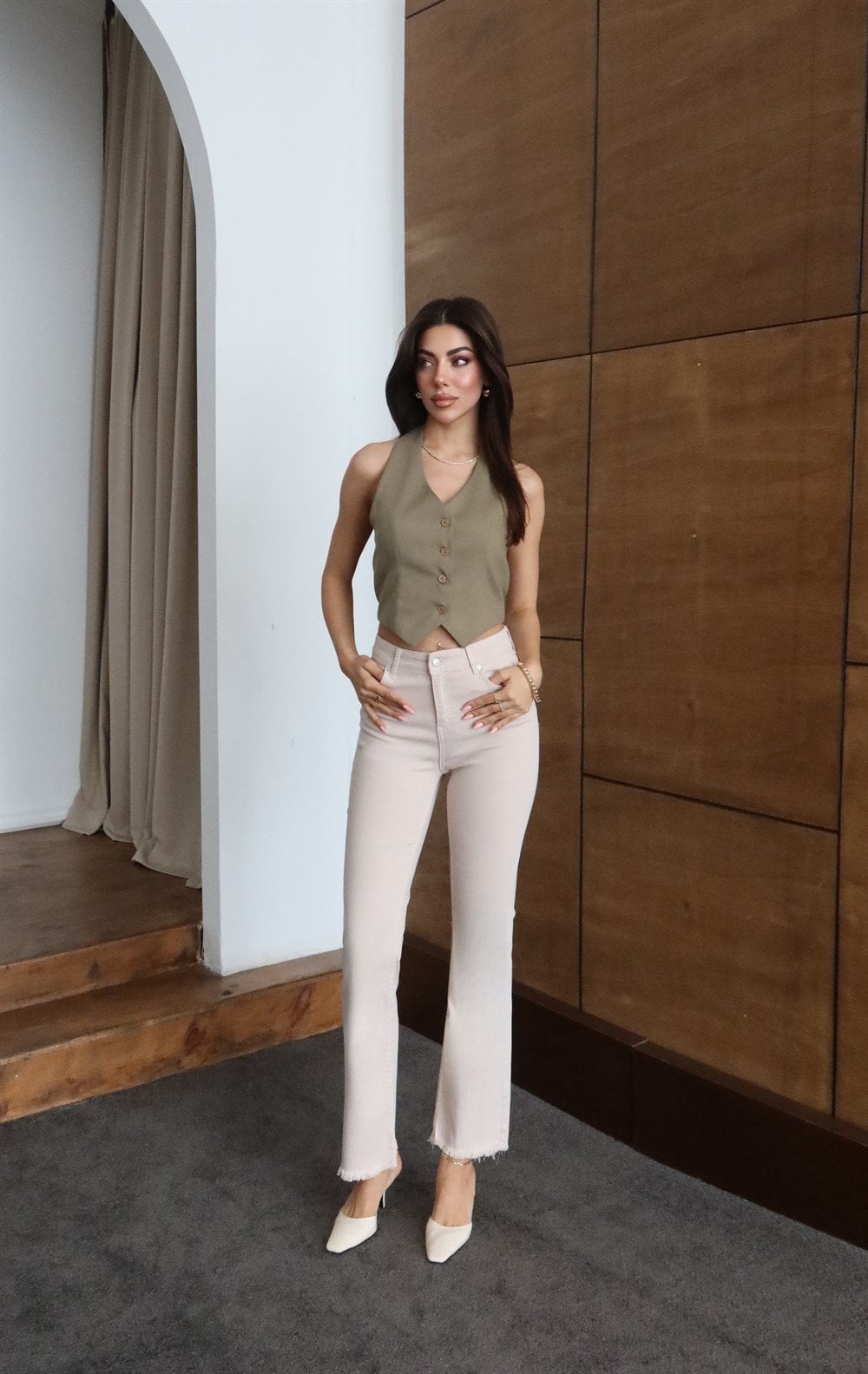 High Waist Frayed Hem Beige Jean Trousers with Olive Vest Set - Lacarino Jeans - by Peralane - photo 3