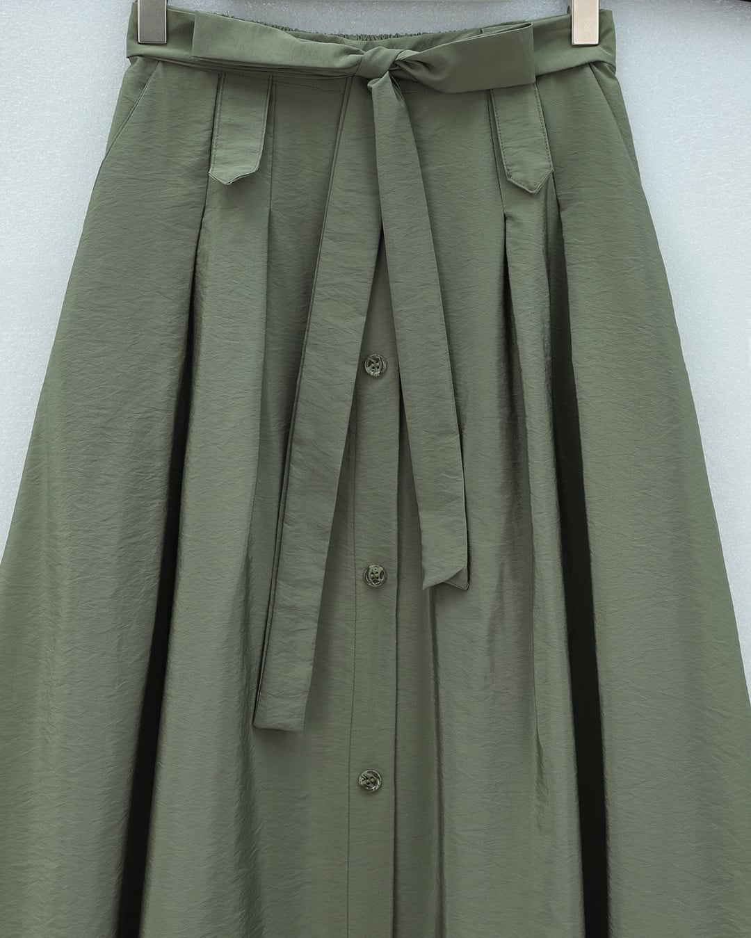 Button-Front Drawstring Parachute Skirt in Khaki - Podyumplus - by Peralane - photo 5
