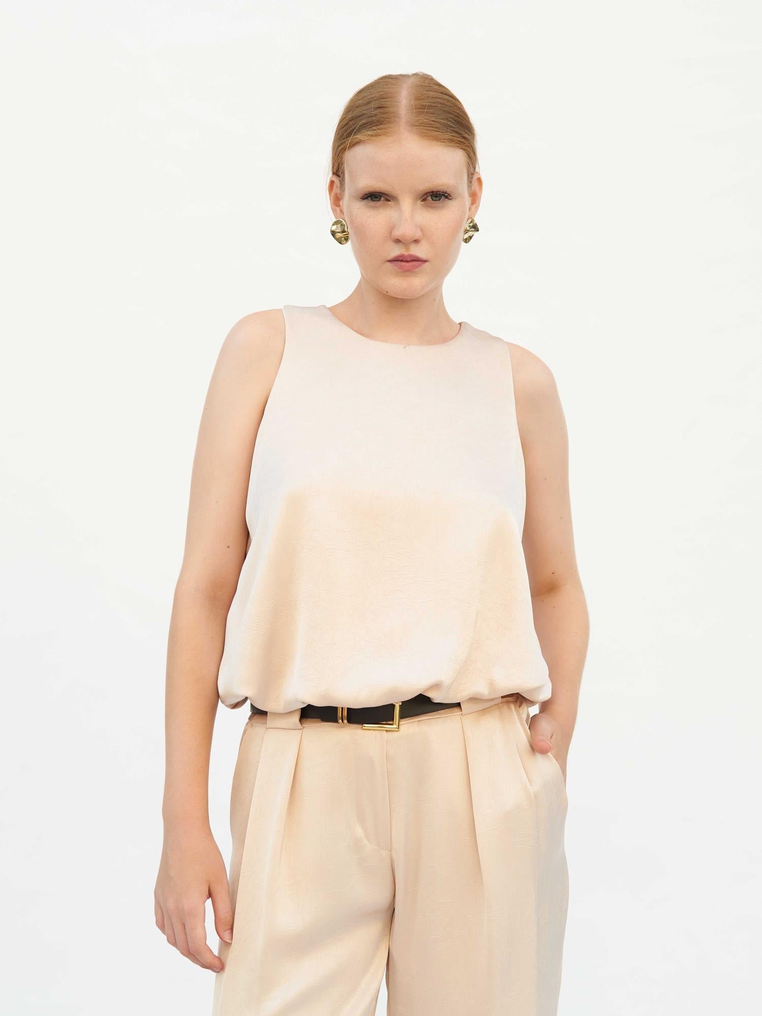 Sleeveless Satin Blouse with Round Neckline in Pale Peach - Lefon - by Peralane - photo 6
