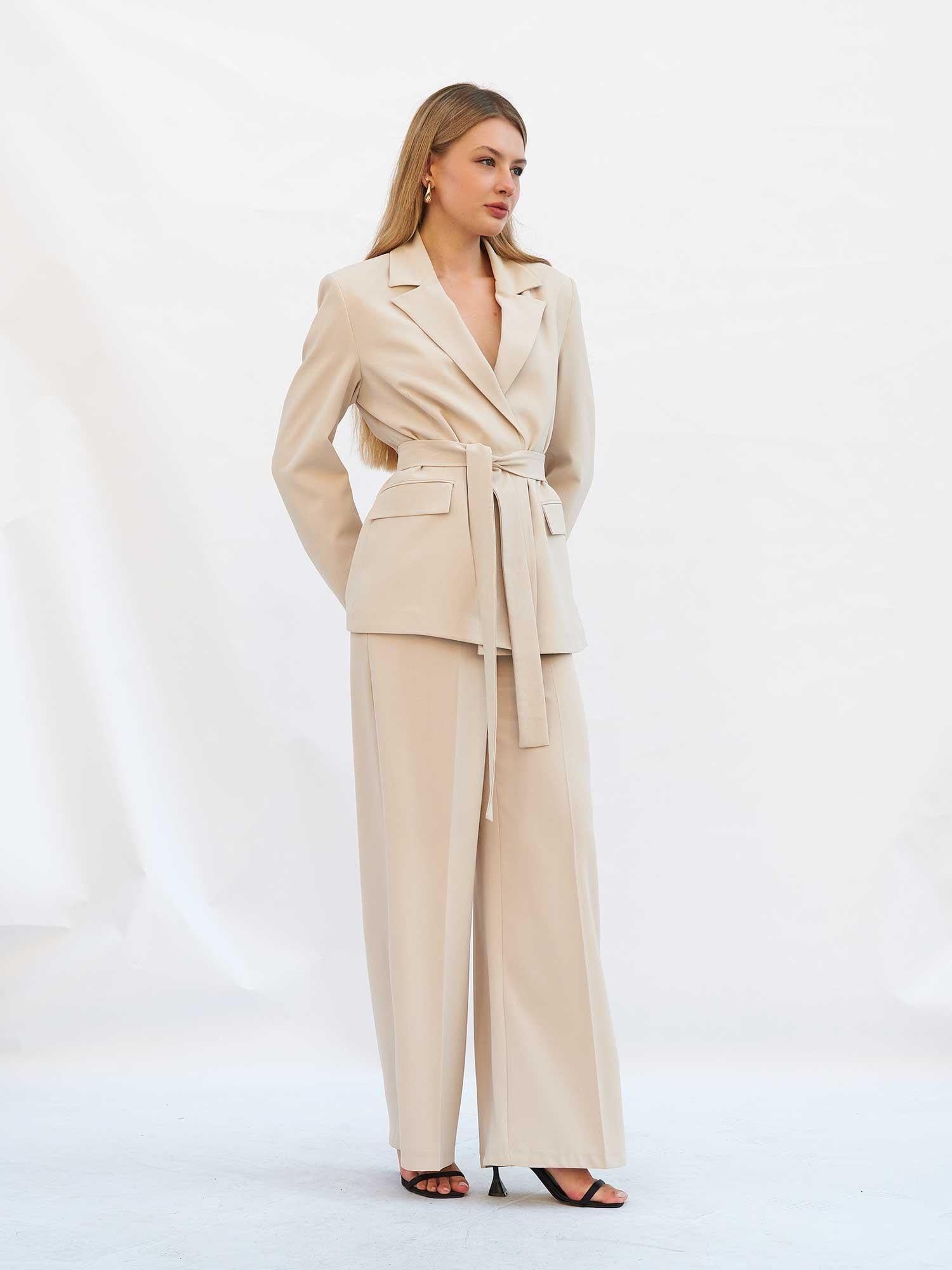 Belted Double-Breasted Blazer and Wide-Leg Trousers Set in Light Beige - Lefon - by Peralane - photo 4