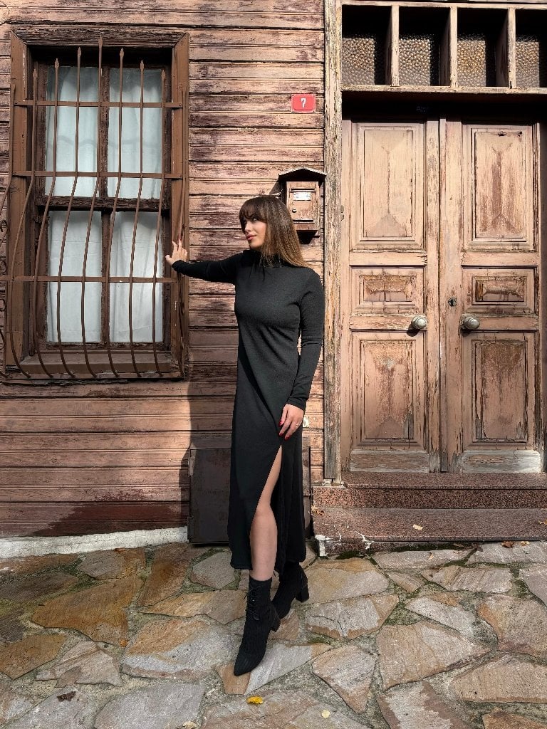 Women's Long-Sleeved Black High-Neck Midi Dress with Slit - Janes - by Peralane - photo 4