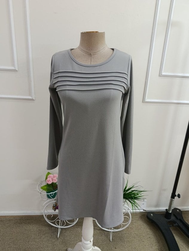 Women's Long-Sleeved Round Neck Dress with Pintuck Detail - Janes - by Peralane - photo 4