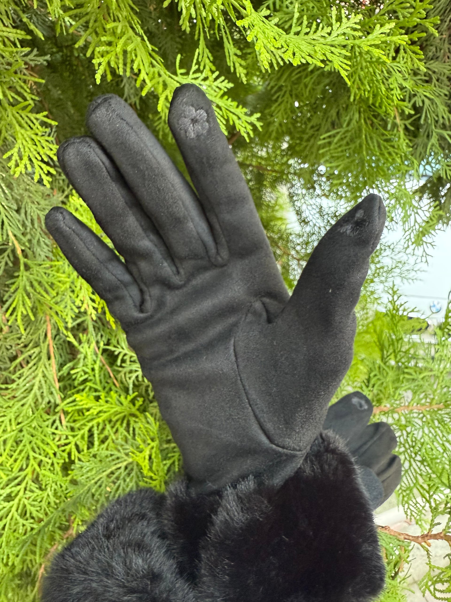 Black Suede Touchscreen Gloves with Faux Fur Cuff - Nesvay - by Peralane - photo 4