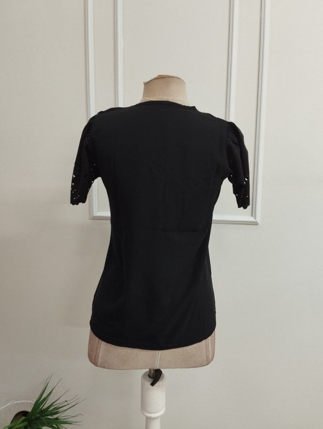 Women's Short-Sleeved V-Neck Blouse with Lace Puff Sleeves - Janes - by Peralane - photo 6