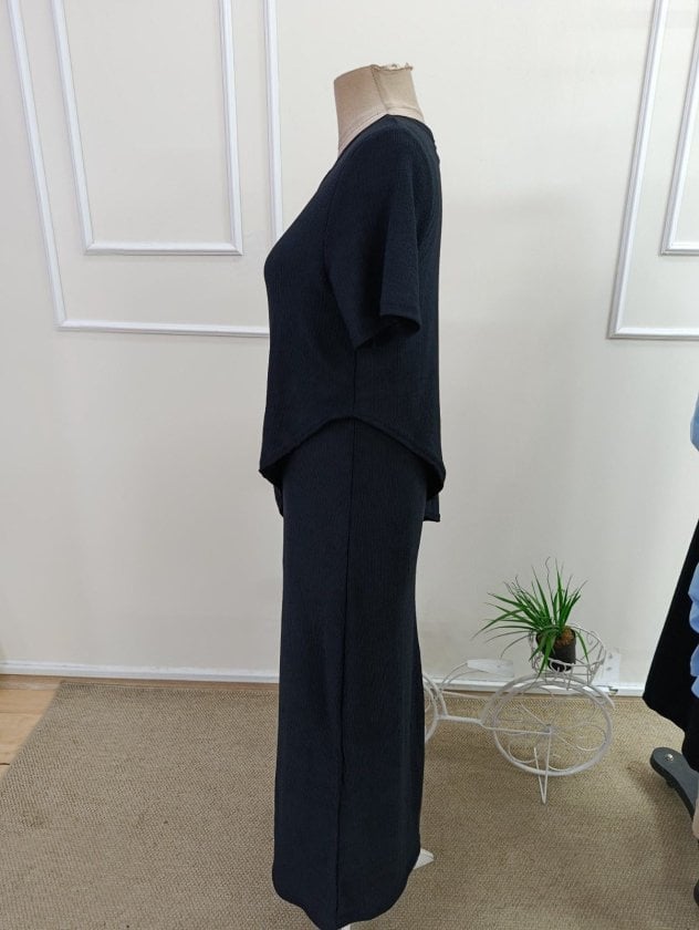 Women's Short-Sleeved Round Neck Asymmetric Cut Long Crepe Dress in Black - Janes - by Peralane - photo 6