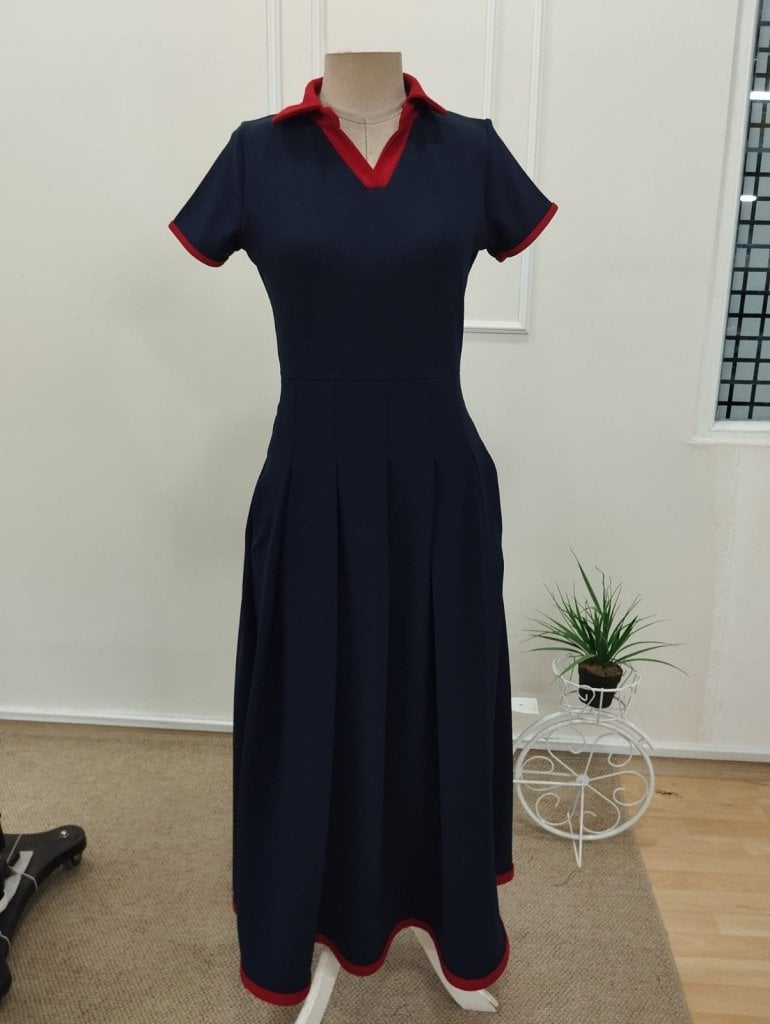 Women's Navy Blue Short-Sleeve V-Neck Pleated Long Crepe Dress with Red Trim - Janes - by Peralane - photo 5