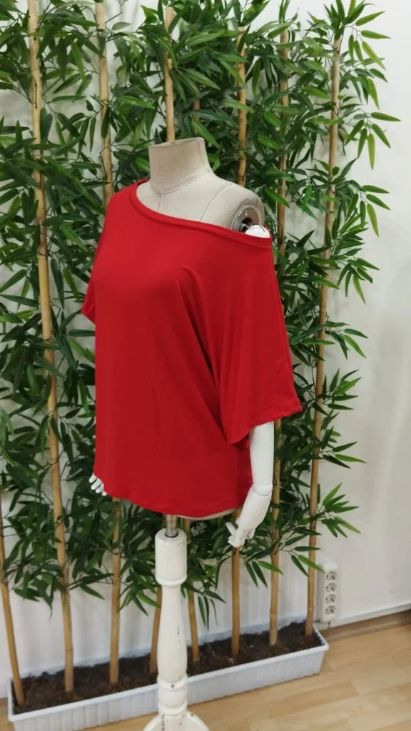 Women's Off-Shoulder Short-Sleeve Jersey T-Shirt in Red - Janes - by Peralane - photo 7
