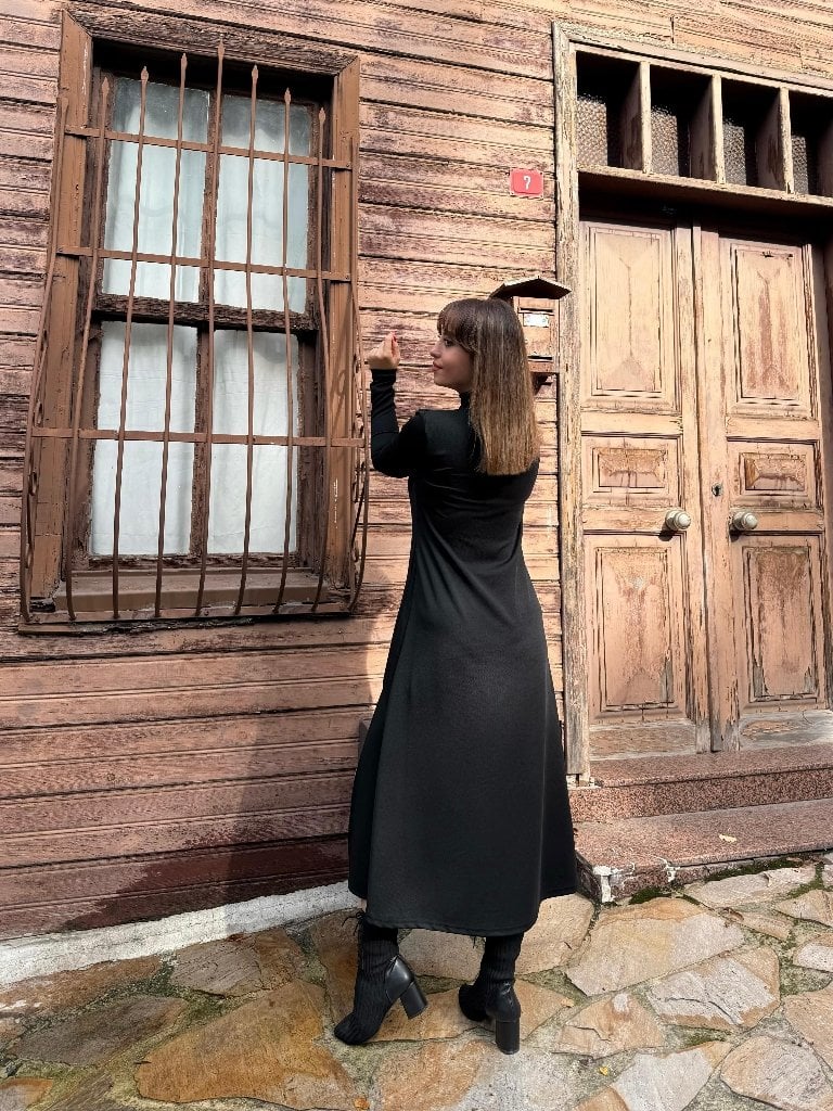 Women's Long-Sleeved Black High-Neck Midi Dress with Slit - Janes - by Peralane - photo 3