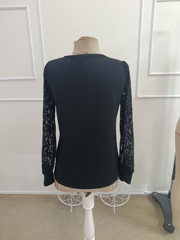 Women's Short-Sleeve V-Neck Blouse with Scalloped Lace Detail - Janes - by Peralane - photo 6