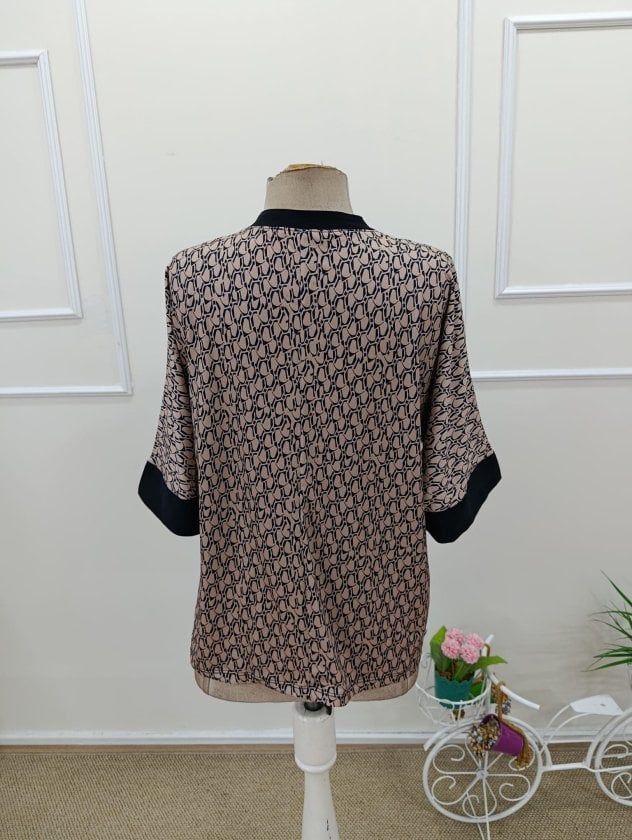 Women's Short-Sleeved Geometric Print Blouse with Front Strip Detail - Janes - by Peralane - photo 9