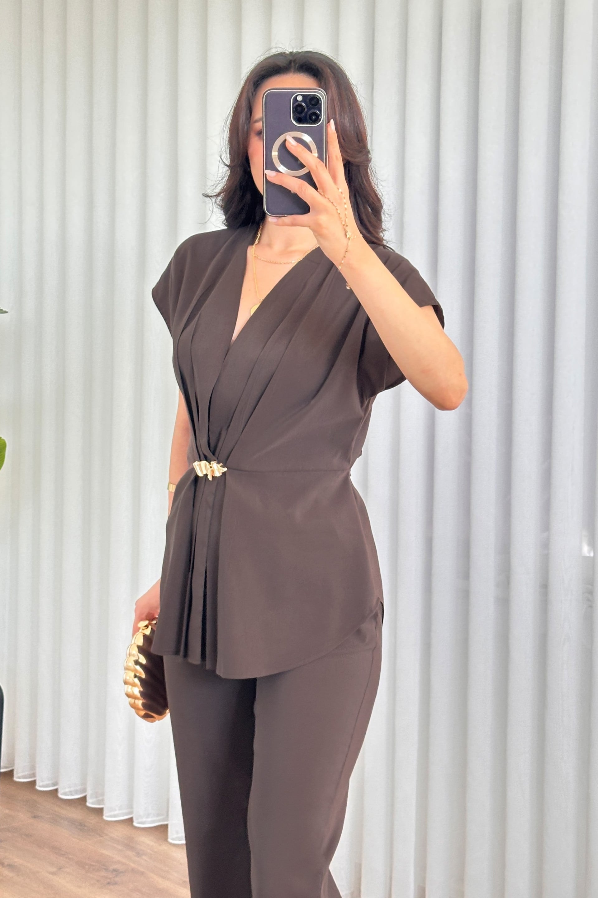 Brown Pleated Co-ord Set with Gold Brooch Blouse and Trousers - Lustri̇n - by Peralane - photo 2