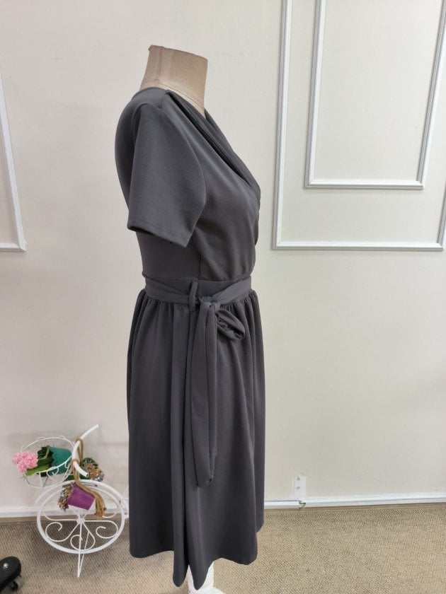 Women's Short-Sleeved Grey Wrap Dress with Tie Waist - Janes - by Peralane - photo 6