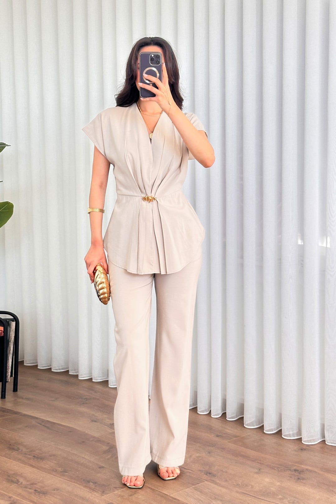Stone Modal Co-ord Set with Gold Brooch Pleated Blouse and Wide-Leg Trousers - Lustri̇n - by Peralane - photo 4