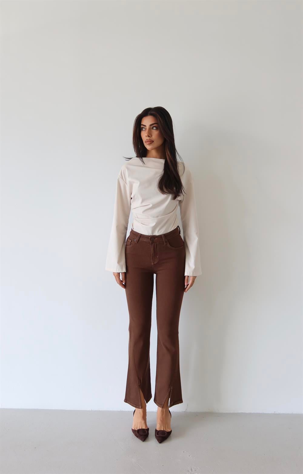 High-Waist Flared Leg Slit Detail Brown Denim Trousers - Lacarino Jeans - by Peralane - photo 4