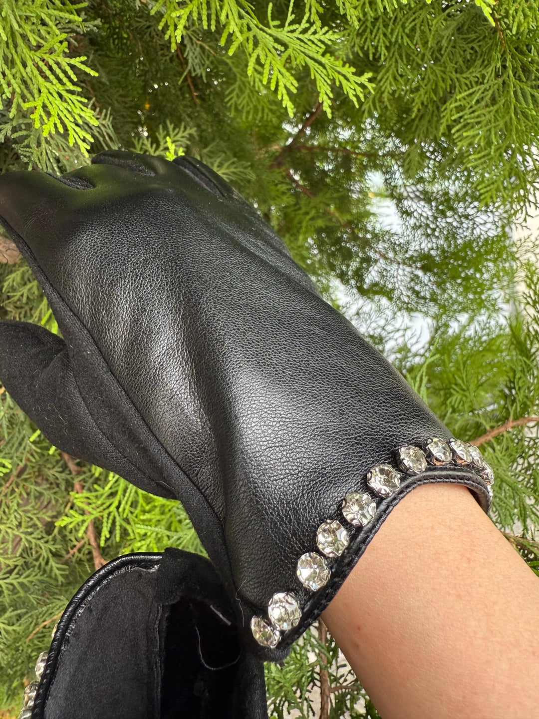 Black Leather Gloves with Rhinestone Wrist Detail - Nesvay - by Peralane - photo 3