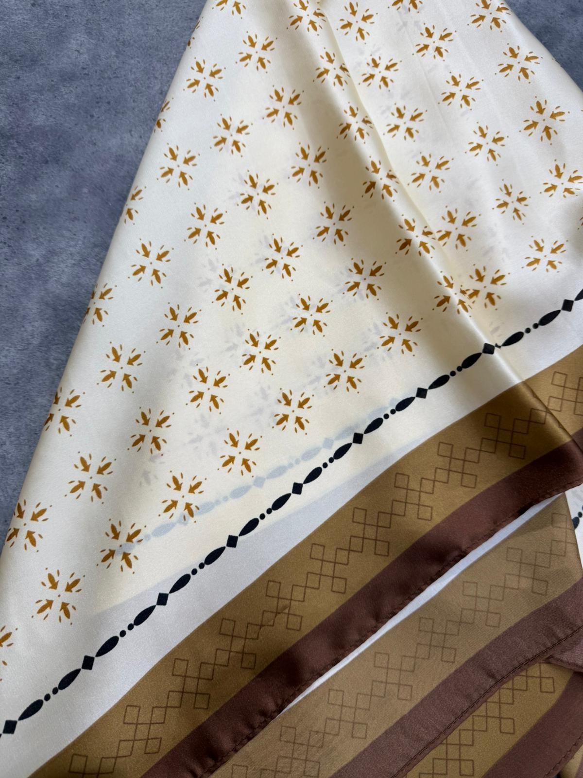 90x90 cm Cream Floral Print Square Scarf – Pack of 4 - Nesvay - by Peralane - photo 3