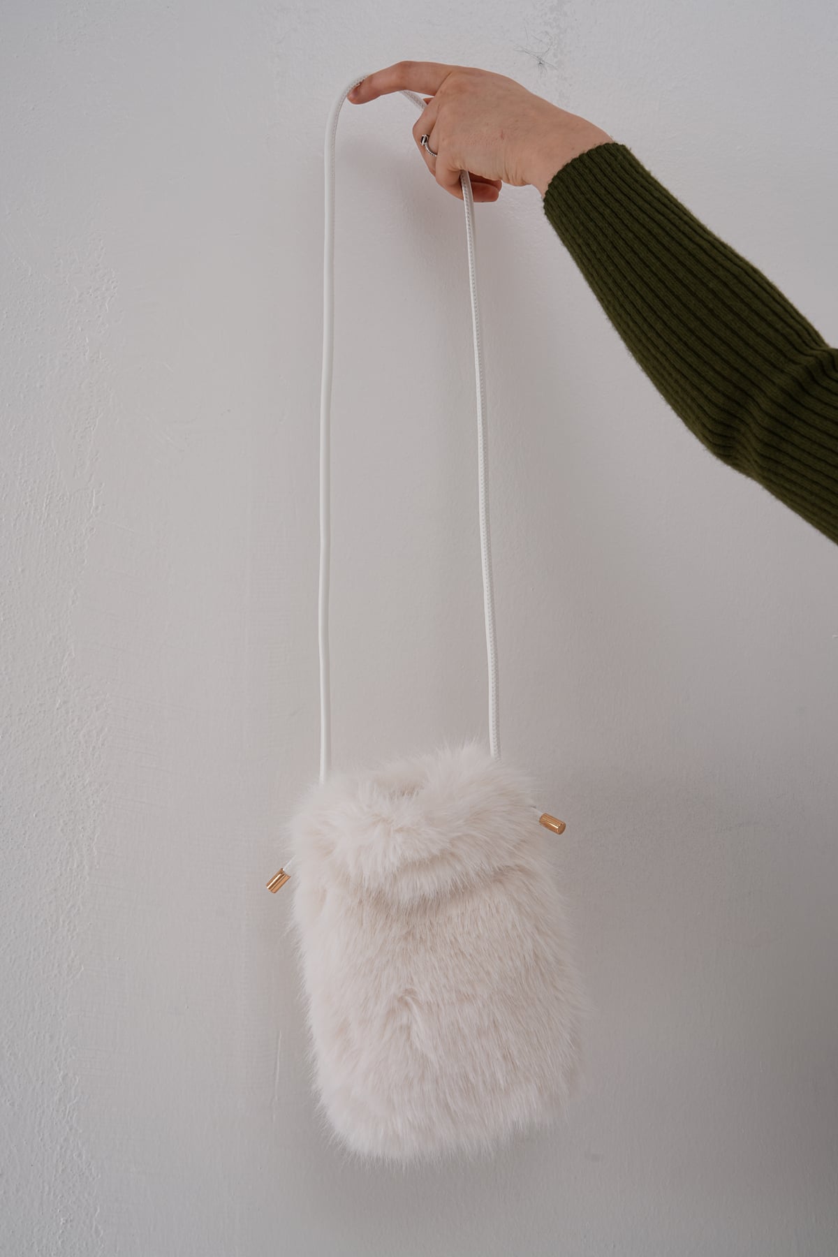 White Mini Plush Bag with Velvet Lining and Shoulder Strap - Nesvay - by Peralane - photo 5