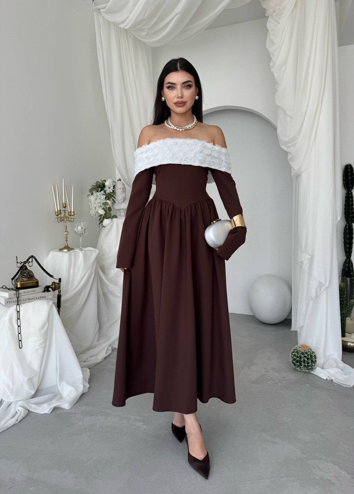 Off-Shoulder Long-Sleeve Dress in Dark Brown with Rose Pattern - Etika - by Peralane - photo 4