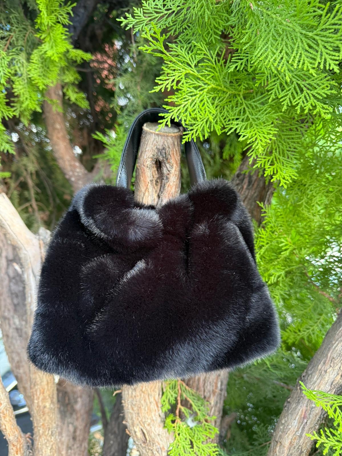 Black Faux Fur Handbag with Leather Handle - Nesvay - by Peralane - photo 2