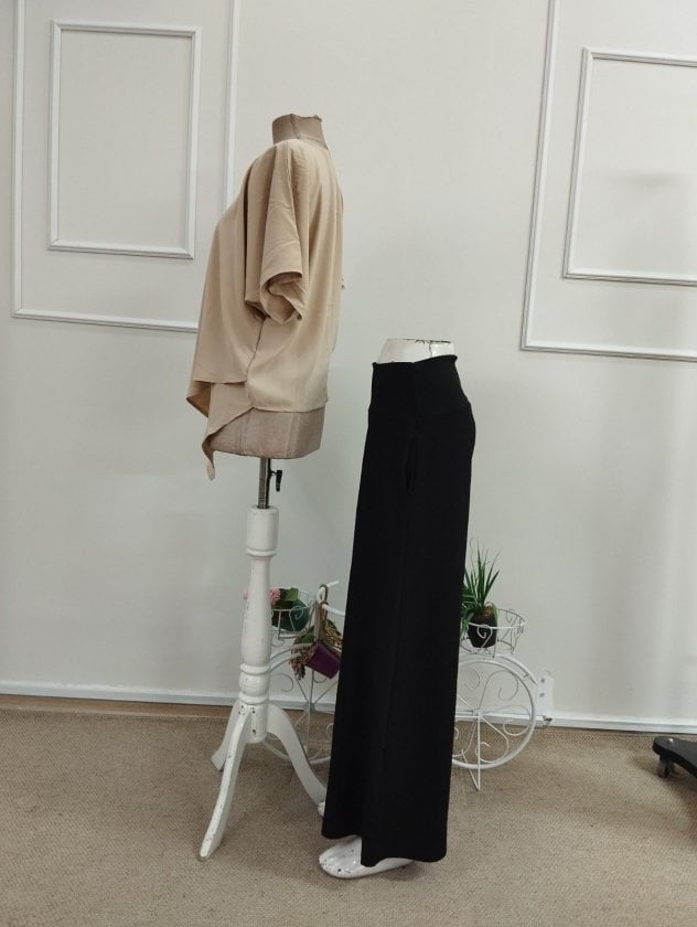 Women's Two-Piece Set: Short-Sleeve Round Neck Asymmetric Blouse and Wide-Leg High-Waist Crepe Pants - Janes - by Peralane - photo 7