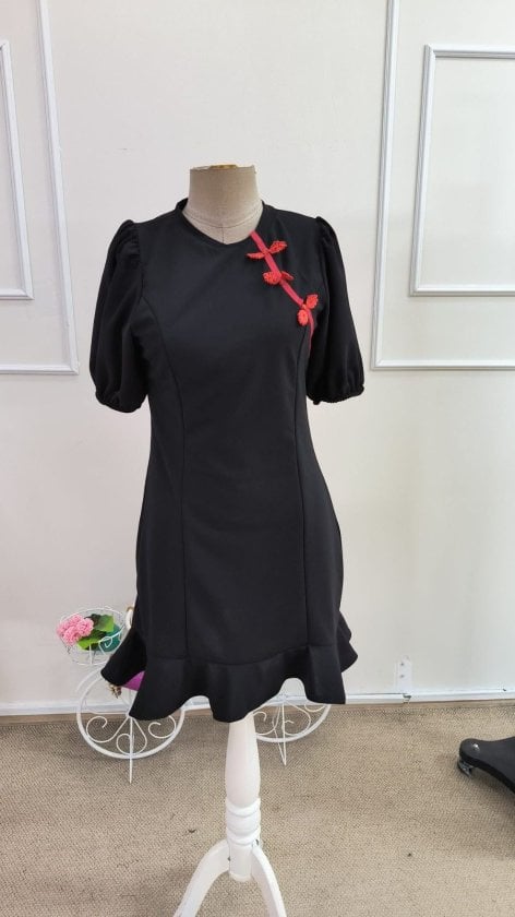 Women's Black Crepe Dress with Mandarin Collar and Red Floral Detail - Janes - by Peralane - photo 5