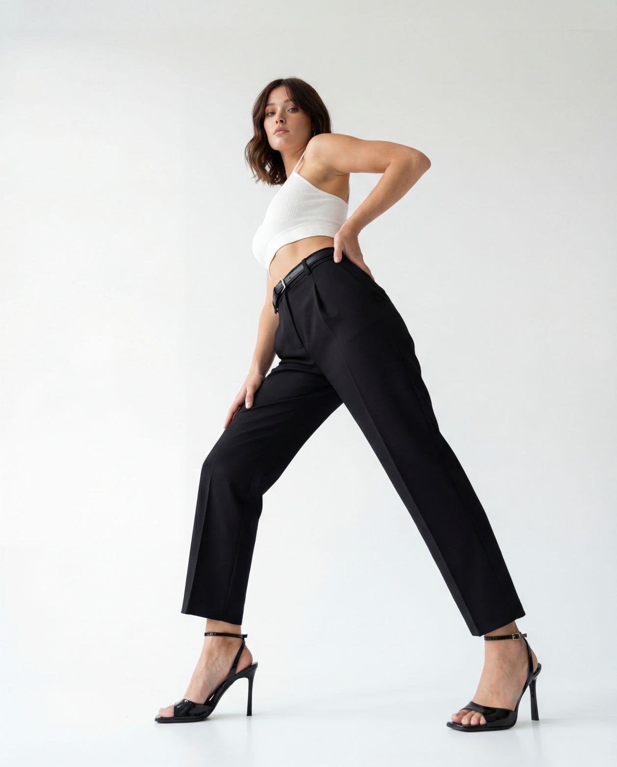 High-Waisted Pleated Trousers in Black - Fame - by Peralane - photo 3