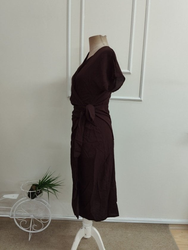 Women's Short-Sleeve Wrap Midi Dress with Waist Tie in Dark Brown - Janes - by Peralane - photo 8