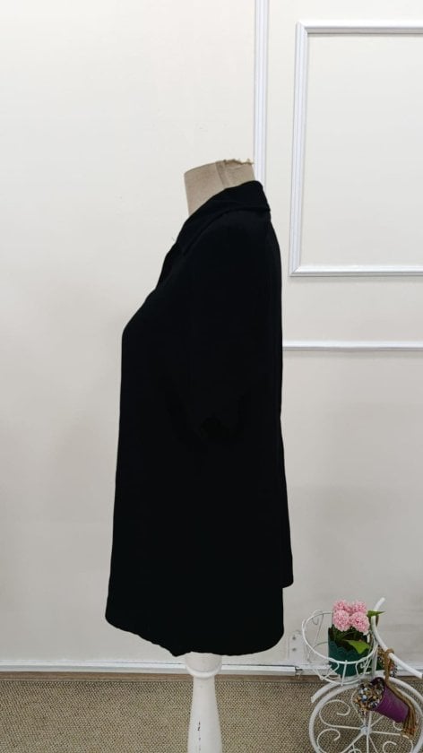 Women's Short-Sleeved V-Neck Collared Woven Viscose Blouse in Black - Janes - by Peralane - photo 6