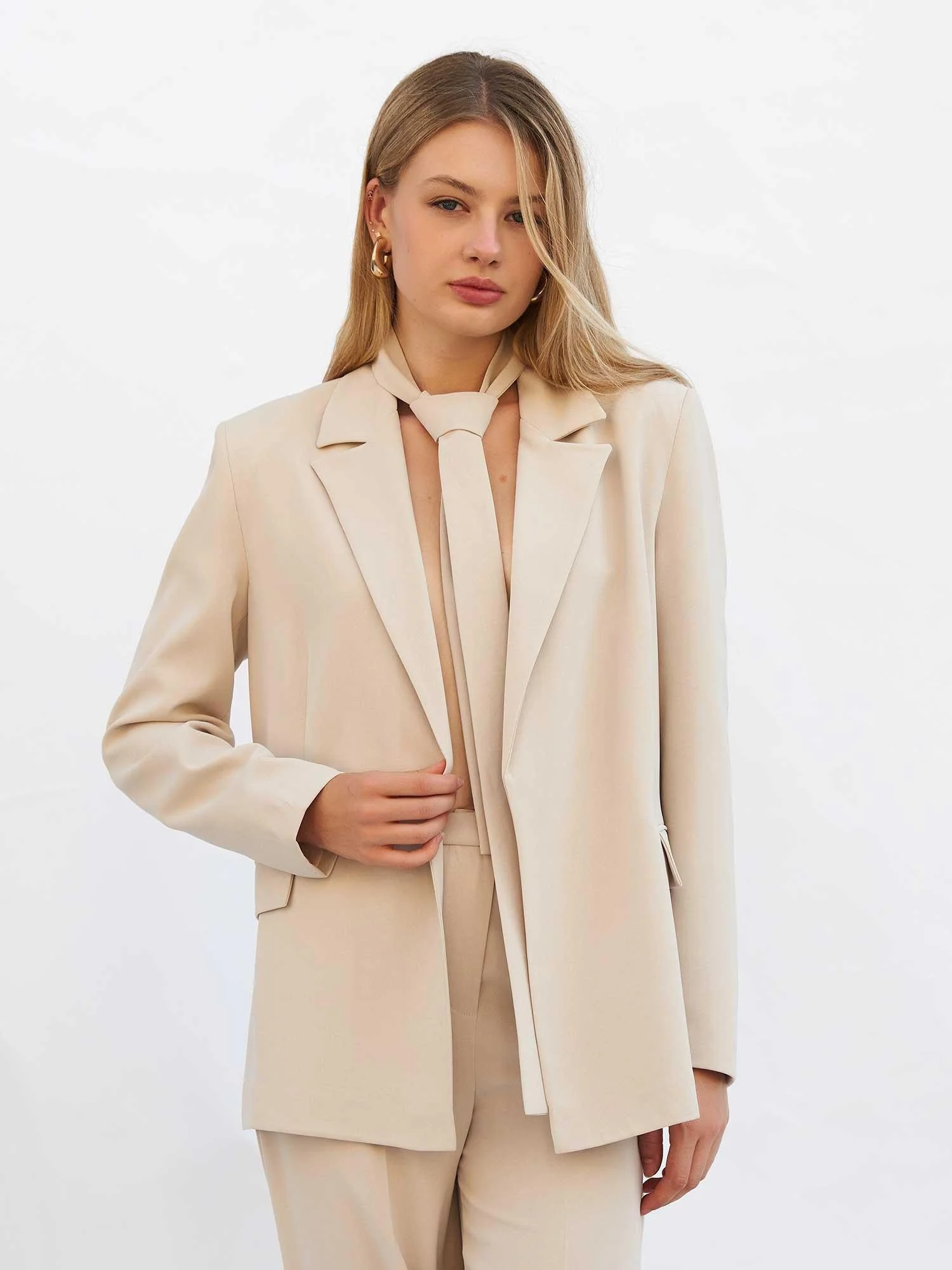 Belted Double-Breasted Blazer and Wide-Leg Trousers Set in Light Beige - Lefon - by Peralane - photo 10