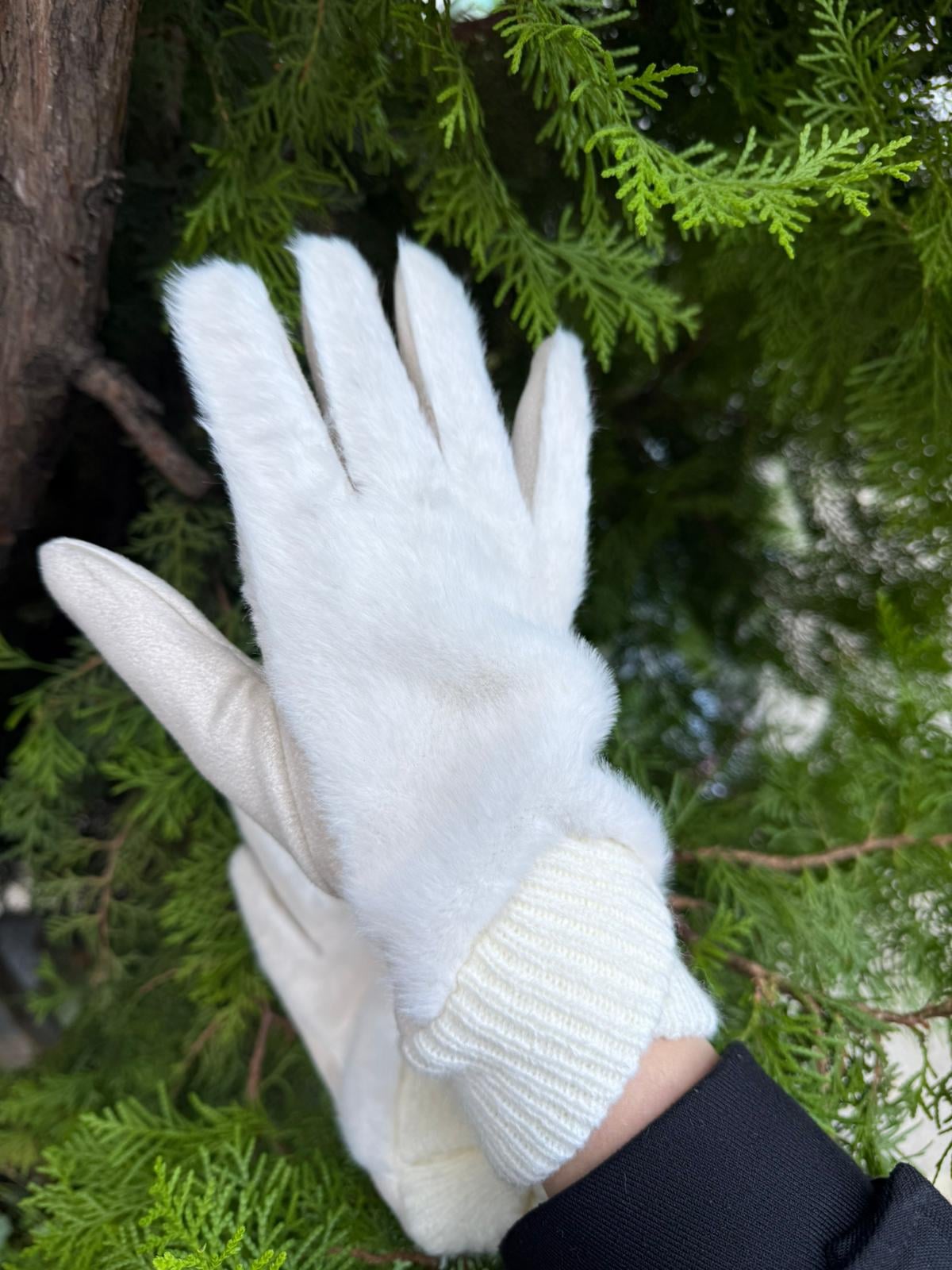 Women's Cream Faux Fur-Trim Knit Gloves with Ribbed Cuff – Pack of 4 - Nesvay - by Peralane