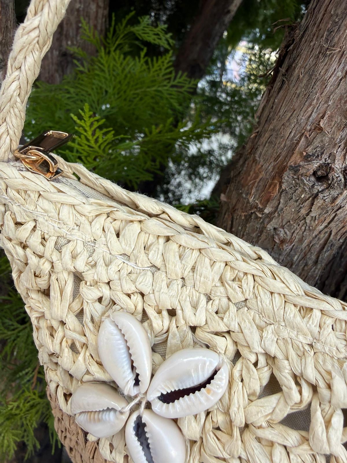 Handwoven Straw Crossbody Bag with Shell Details 28x21 cm - Nesvay - by Peralane - photo 3