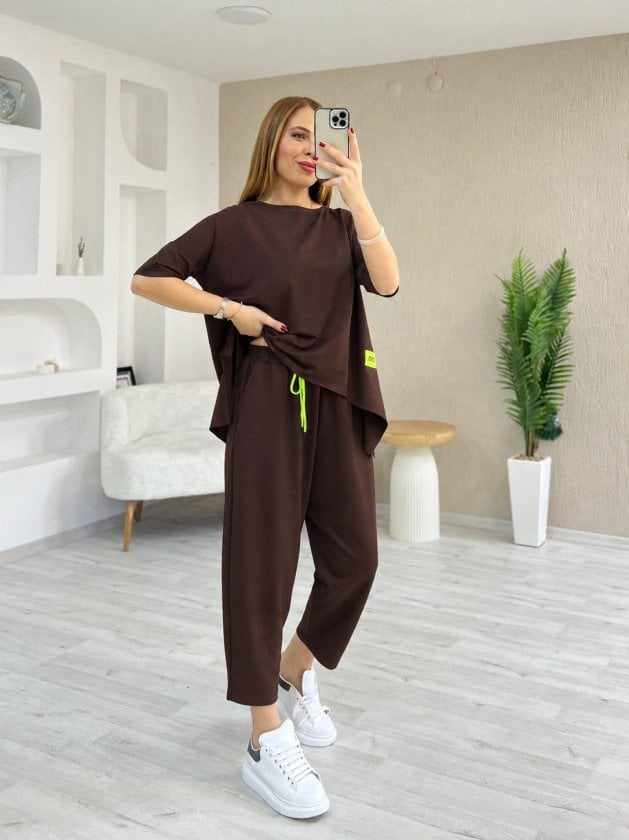 Women's Two-Piece Lounge Set: Short-Sleeve T-Shirt and Drawstring Trousers in Solid Brown - Janes - by Peralane