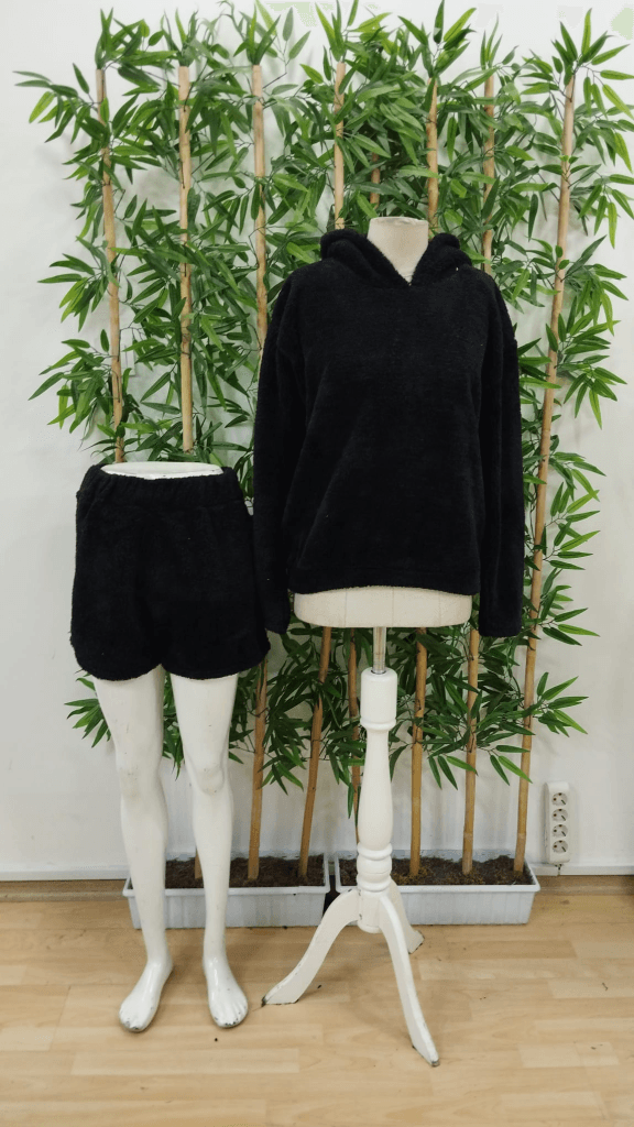Women's Long-Sleeve Hooded Plush Top and Shorts Two-Piece Pyjama Set - Janes - by Peralane - photo 4