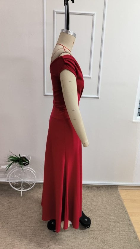 Women's Off-Shoulder Wrap V-Neck Long Crepe Dress in Red - Janes - by Peralane - photo 5