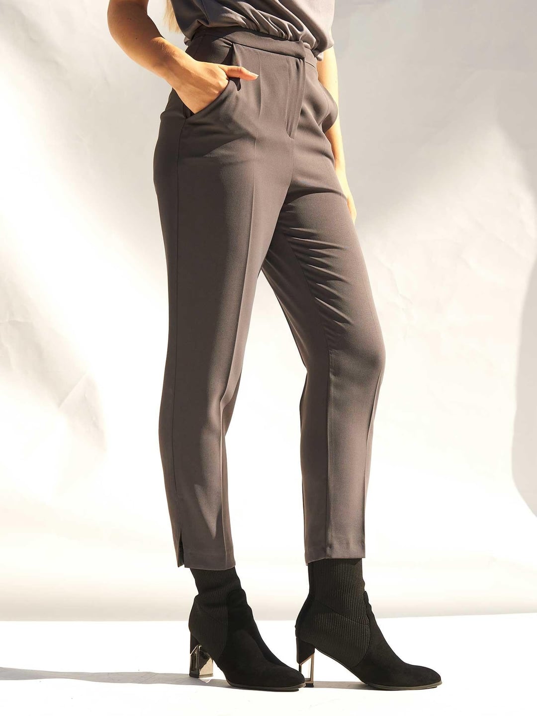 High-Waist Slit Detail Carrot Trousers - Lefon - by Peralane - photo 6