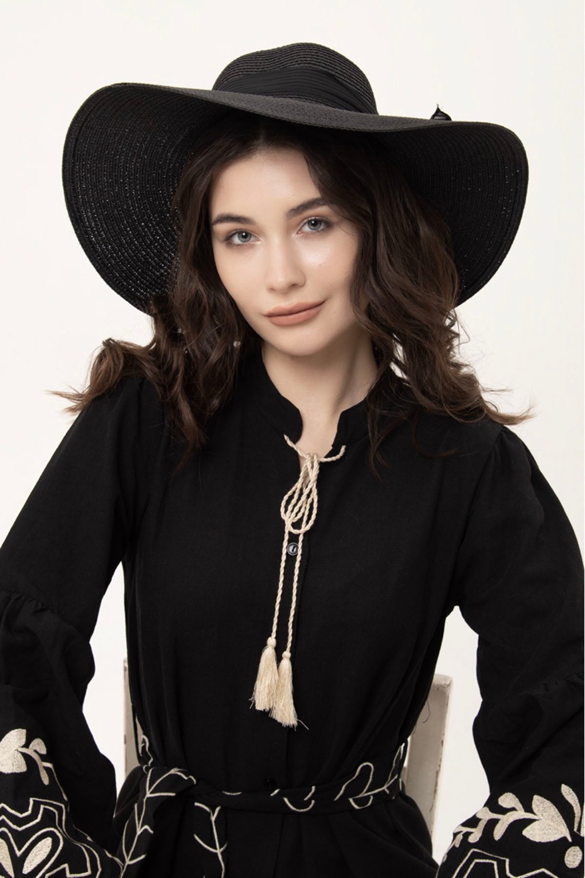 Black Wide-Brim Straw Hat with Bow Detail - Nesvay - by Peralane - photo 3