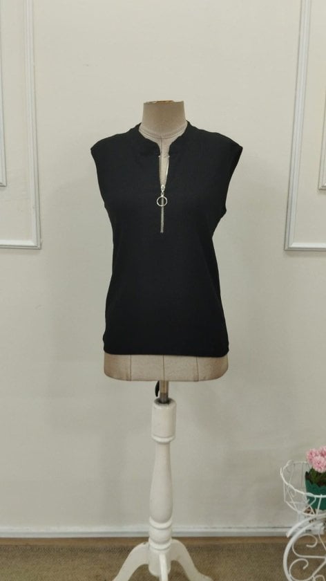 Women's Black Sleeveless Mock Neck Ribbed Knit Blouse with Front Zipper - Janes - by Peralane - photo 4
