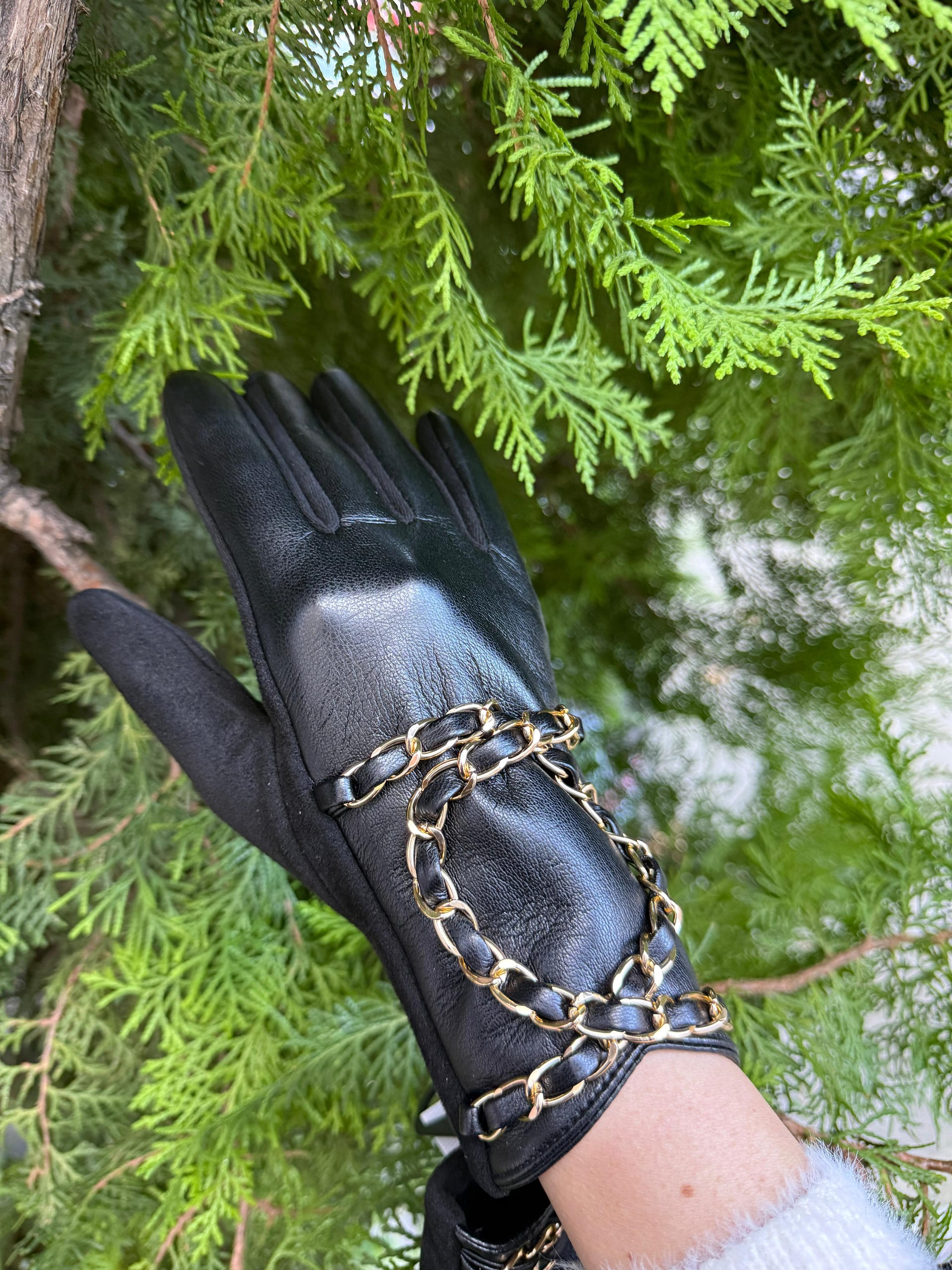 Black PU Leather Gloves with Gold Chain Detail - Nesvay - by Peralane - photo 3