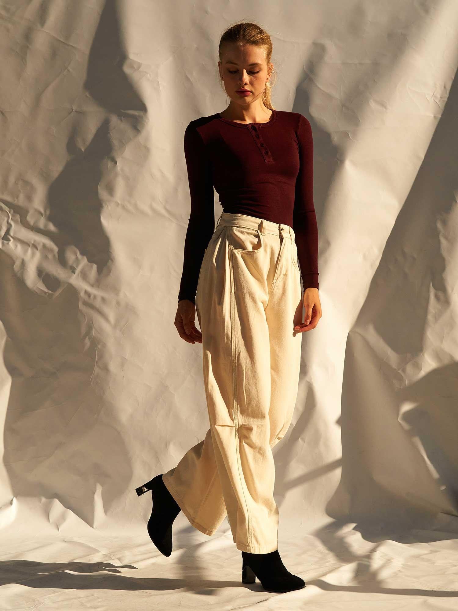 Burgundy Long-Sleeve Henley T-Shirt and Cream Wide-Leg Trousers Set - Lefon - by Peralane - photo 6