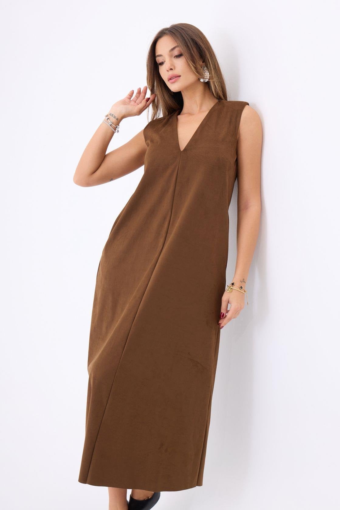 Sleeveless Midi Dress in Camel Brown - Fame - by Peralane - photo 2