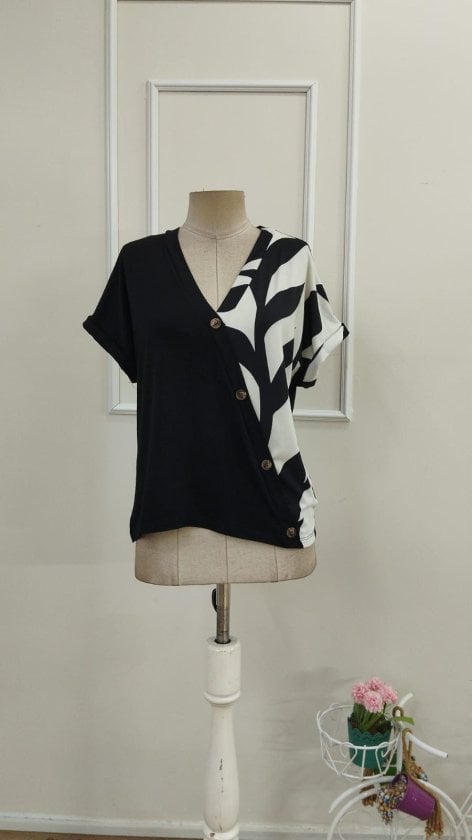 Women's Short Sleeve V-Neck Button-Front Leopard Print Detail Viscose Blouse - Janes - by Peralane - photo 4