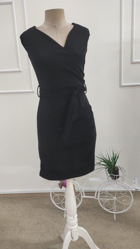 Women's Black Cap-Sleeve V-Neck Crepe Dress with Waist Sash - Janes - by Peralane - photo 7
