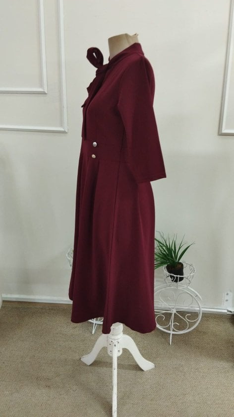 Women's Burgundy Crepe Dress with Bow Neckline and Pleated Skirt - Janes - by Peralane - photo 5