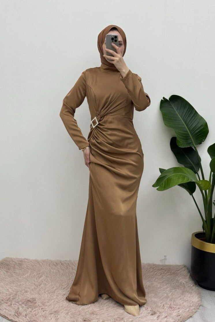 Satin Evening Dress with Ruched Side and Pearl Brooch - Mink - Podyumplus - by Peralane