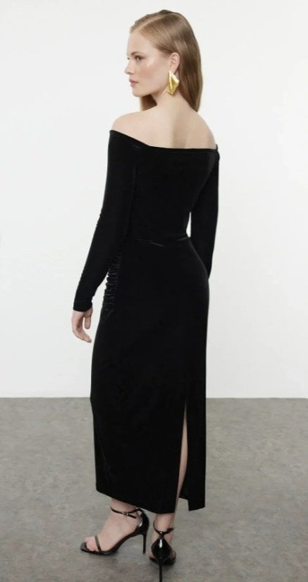 Women's Long-Sleeved Off-Shoulder Velvet Midi Dress in Black - Janes - by Peralane - photo 3
